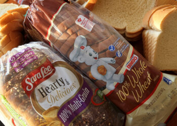 CHICAGO - NOVEMBER 09:  Sara Lee and Bimbo bread products are displayed together on November 9, 2010 in Chicago, Illinois. Today it was announced that Groupo Bimbo would purchase Sara Lee's North American Fresh Bakery business for $959 million.  (Photo by Scott Olson/Getty Images)