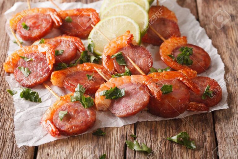 72960258-delicioso-camarón-a-la-parrilla-con-chorizo-en-pinchos-y-hierbas-closeup-sobre-la-mesa-horizontal