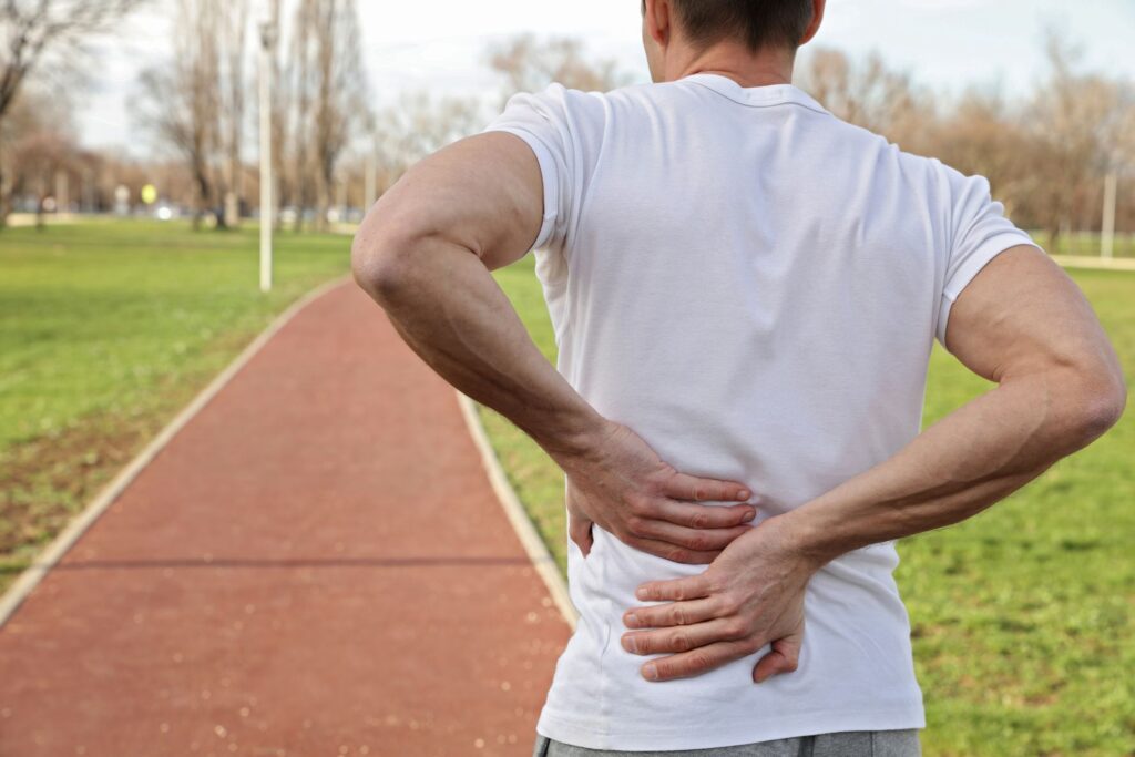Hombre atlético con dolor de espalda. ¿El ejercicio es una causa? El Centro de la Columna Vertebral lo explica