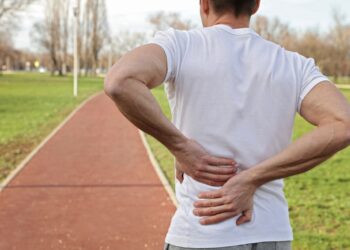 Hombre atlético con dolor de espalda. ¿El ejercicio es una causa? El Centro de la Columna Vertebral lo explica
