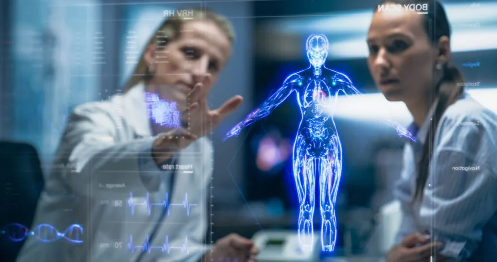 Dos especialistas analizan un holograma corporal digital en laboratorio médico, explorando el metabolismo y su relación con la pérdida de peso y el bienestar.