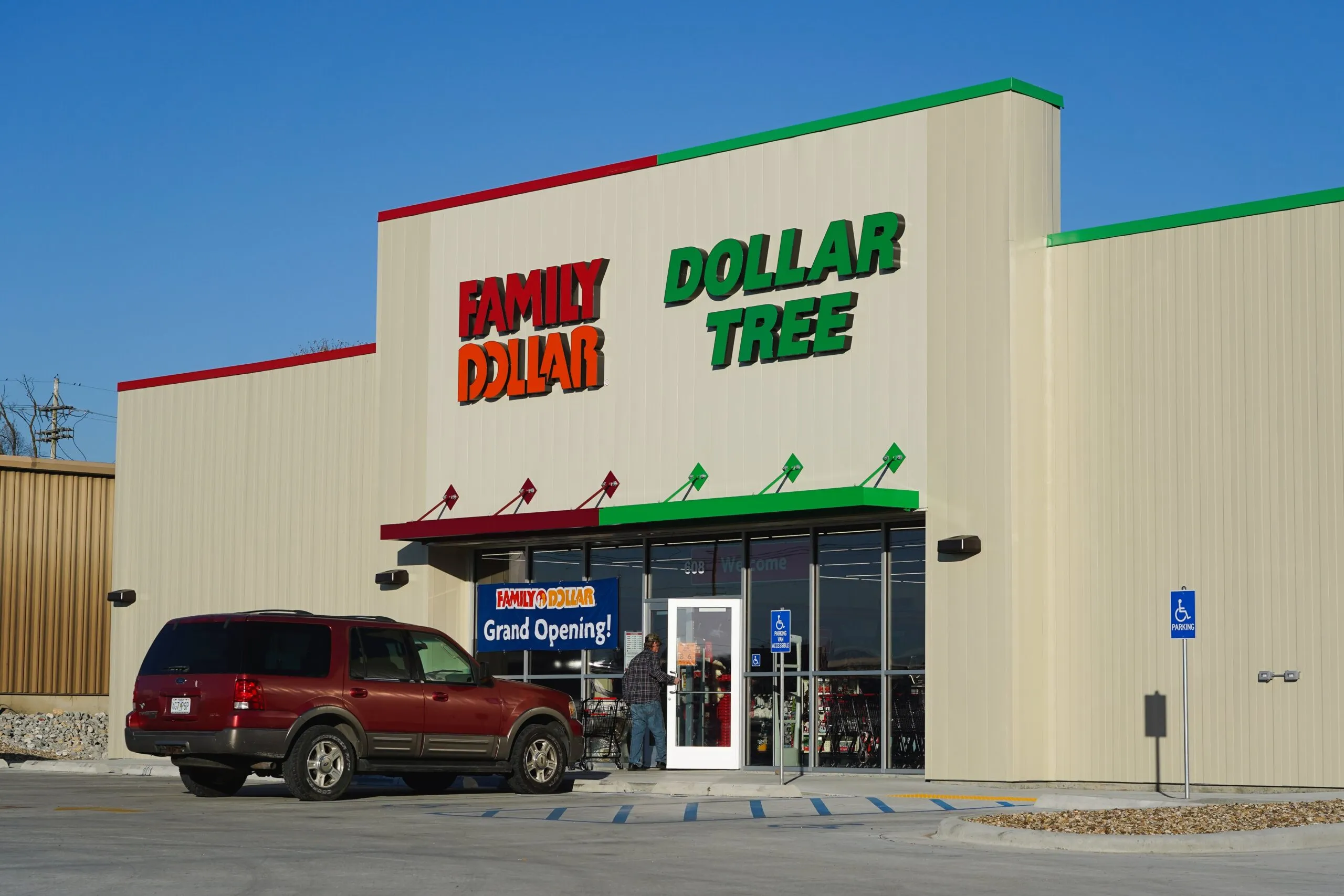 Fachada de tiendas de dólar Family Dollar y Dollar Tree durante su apertura, destacando su papel en la compra de alimentos en Estados Unidos.