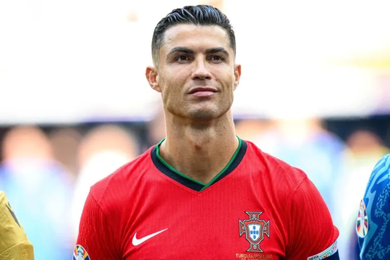 Cristiano Ronaldo en uniforme de Portugal, ejemplo de disciplina alimentaria basada en proteínas que inspira a empresas jóvenes hacia el bienestar.