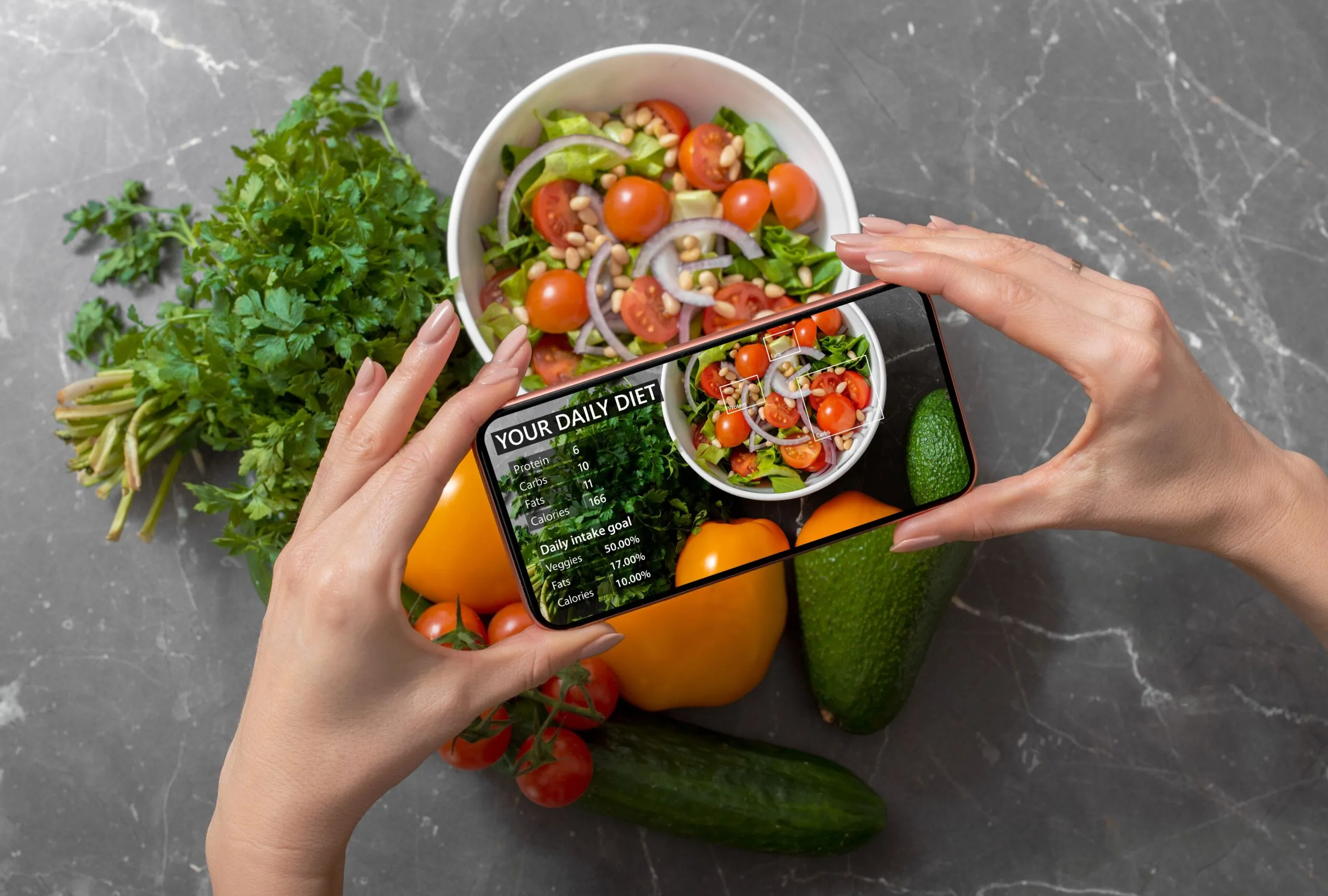 Persona utilizando un smartphone para analizar una ensalada fresca mediante inteligencia artificial con información de nutrientes y calorías, representando el vínculo entre IA y nutrición.