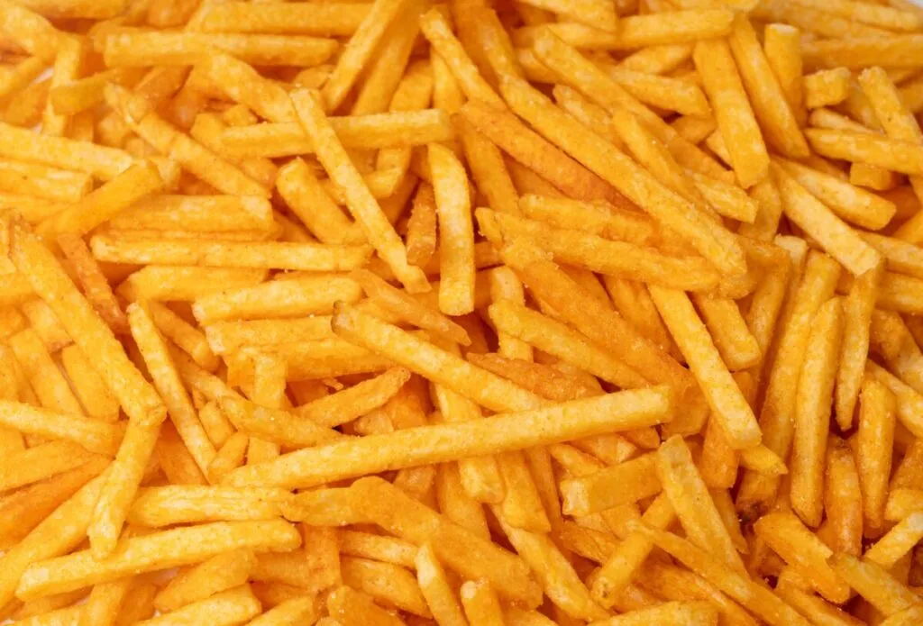 Fotografía editorial de papas fritas con referencia a su impacto en hipertensión y salud cardiovascular