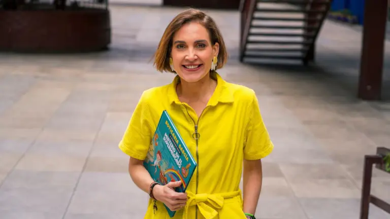 Niños explorando frutas y verduras frescas junto a un adulto en un mercado saludable