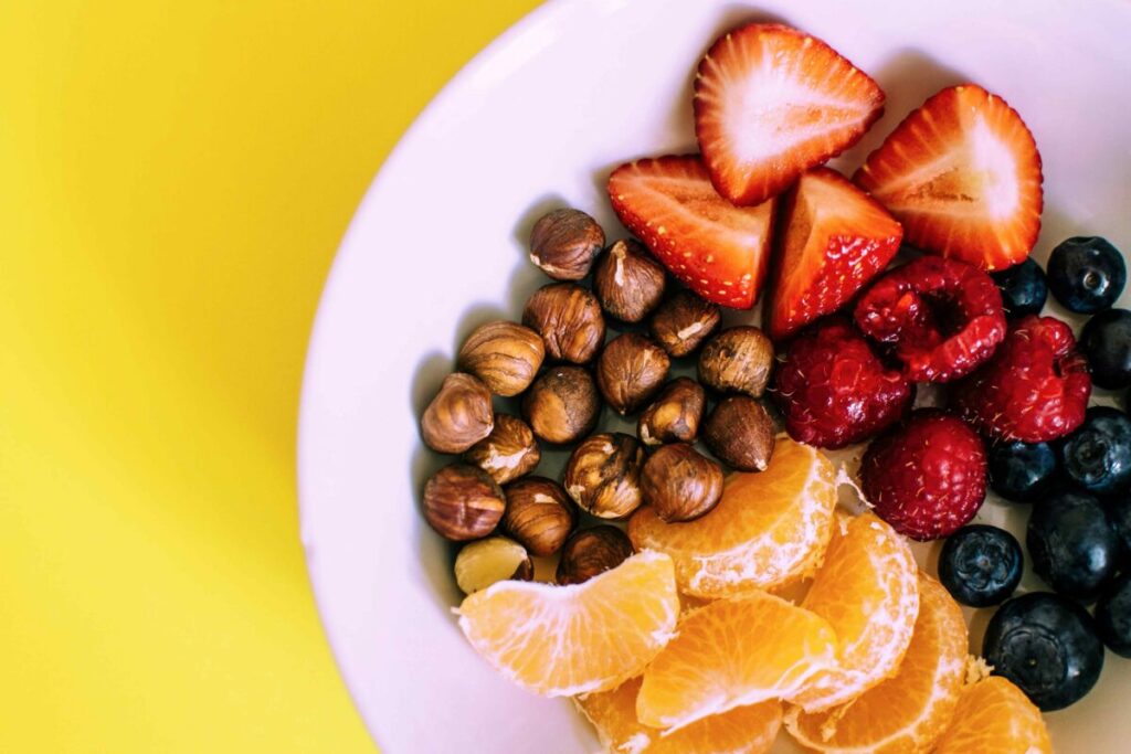Fotografía de alimentos saludables que ayudan a reducir el cortisol y mejorar el bienestar diario