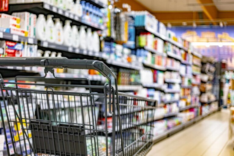 Fotografía editorial de alimentos que parecen saludables como jugos, cereales y yogures con etiquetas llamativas en supermercado de México