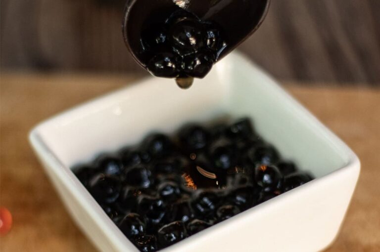 Beneficios de la tapioca mostrados en perlas frescas junto a frutas en una bebida tipo bubble tea