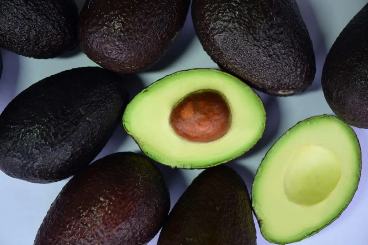 Palta fresca cortada sobre una mesa de cocina, destacando sus beneficios para la salud y nutrición.