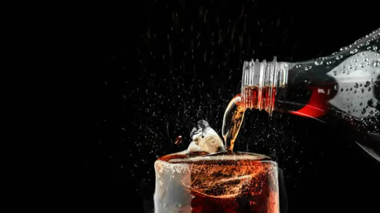 Persona cambiando refresco por agua natural para mejorar salud metabólica, dental y energía