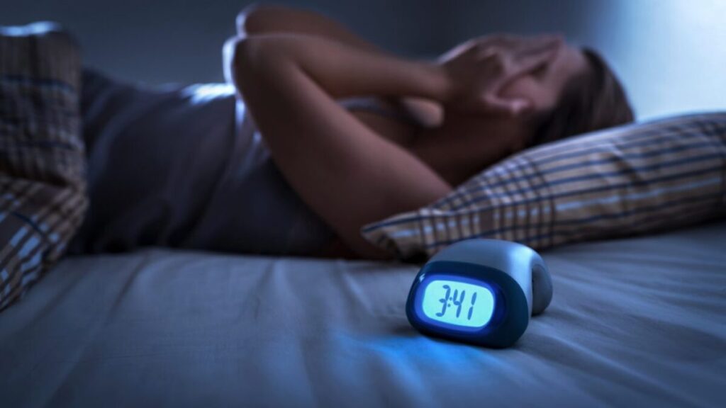 Alimentos para cenar y dormir mejor: leche, plátano, verduras y alimentos relajantes