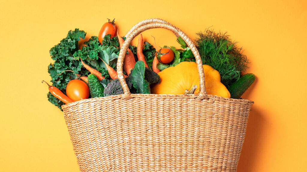 Variedad de verduras frescas, ilustrando una alimentación sostenible y amable con el cuerpo.