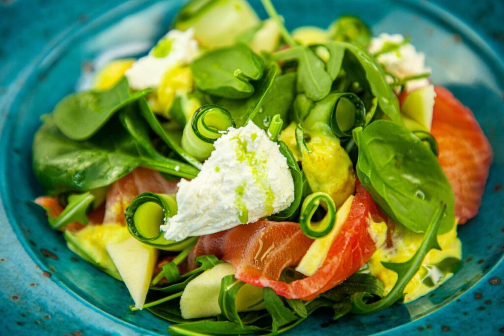 Cena saludable sin ensalada en la noche con platos cocidos que favorecen la digestión y el descanso