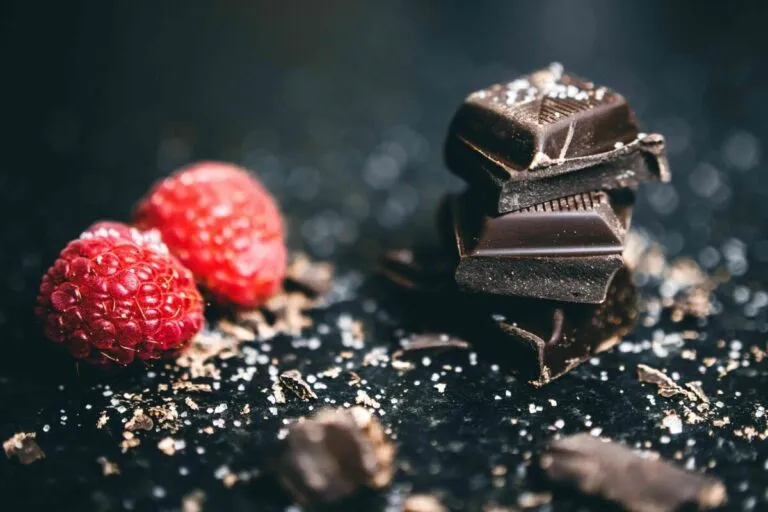 Chocolate negro como estimulante natural que mejora ánimo y concentración con alto contenido de cacao