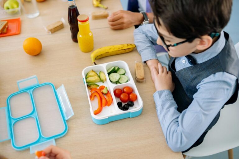 Estudiantes en México con alimentación balanceada y nutritiva