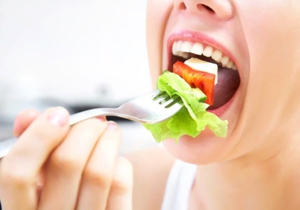 Persona comiendo despacio para mejorar digestión y controlar el apetito con consciencia