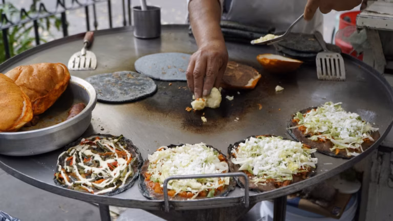 Garnachas mexicanas preparadas con ingredientes frescos mostrando equilibrio entre sabor y nutrición