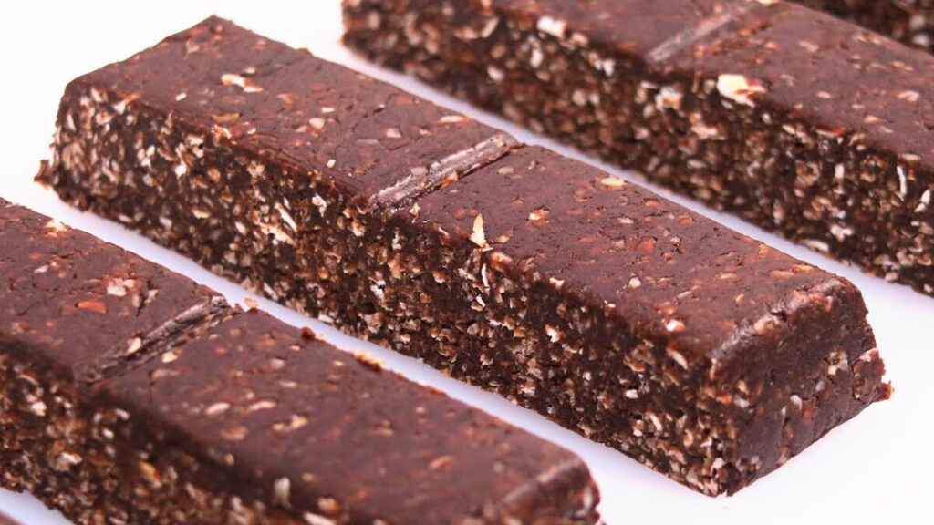 Diferentes barras de proteínas con ingredientes naturales ideales para apoyar entrenamiento y dieta equilibrada