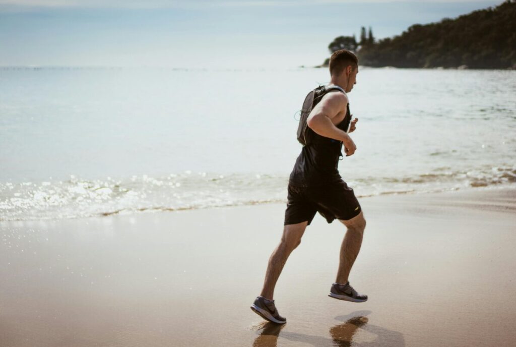 Persona realizando actividad física al aire libre para fortalecer huesos fuertes, mejorar masa muscular y prevenir dolor