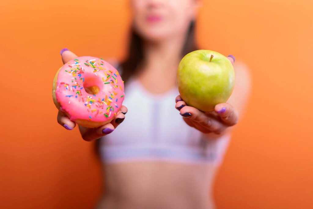 Fotografía editorial de un mercado mexicano con frutas y verduras frescas, mostrando opciones saludables para combatir la mala nutrición, estilo limpio y profesional.
