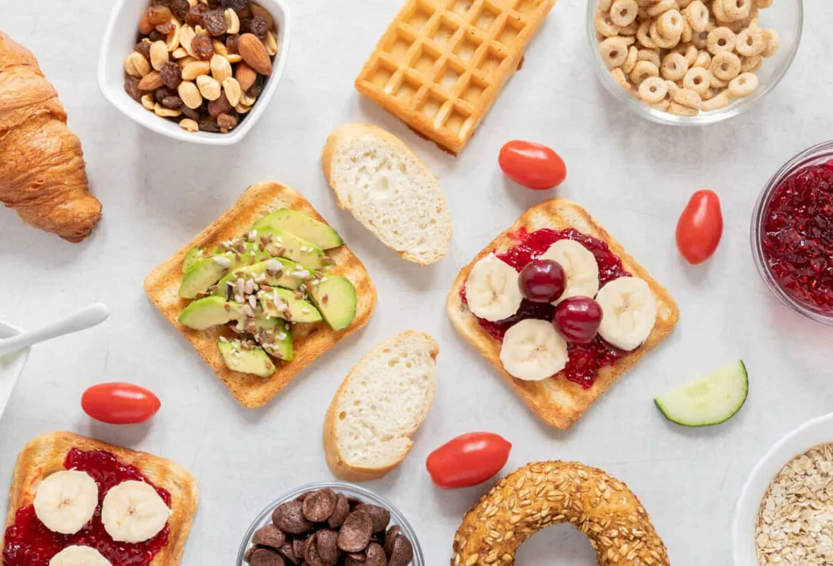 Variedad de snacks saludables en México y Latinoamérica presentados con envases limpios y naturales