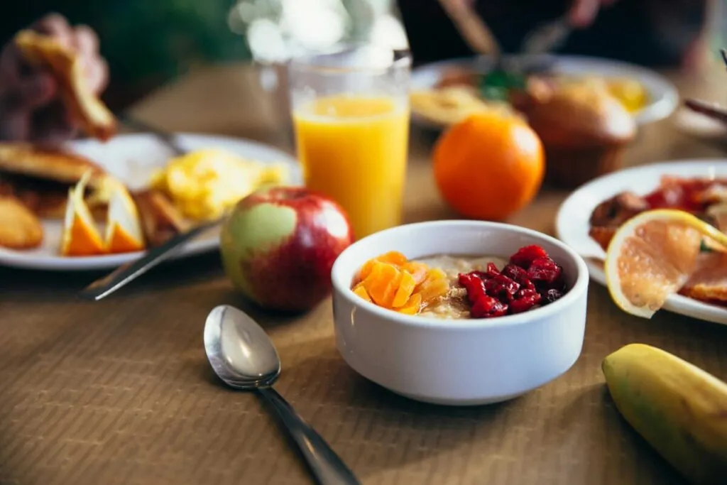 Desayuno temprano saludable con frutas frescas y café, asociado a menor riesgo cardiovascular y mayor esperanza de vida