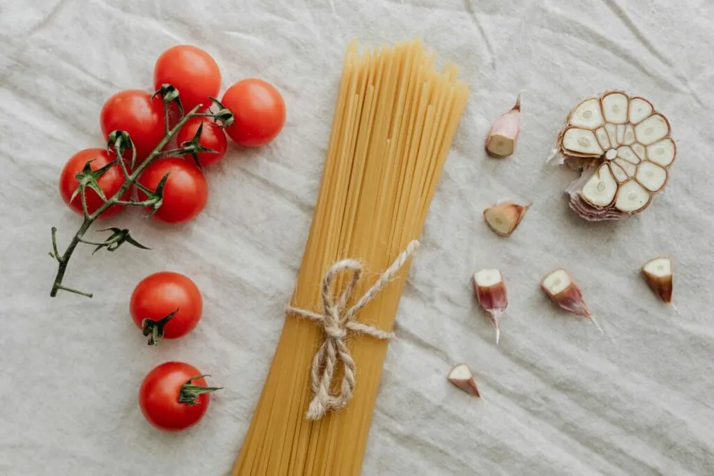 Plato de pasta integral con vegetales y proteínas para mejorar digestión y reducir inflamación