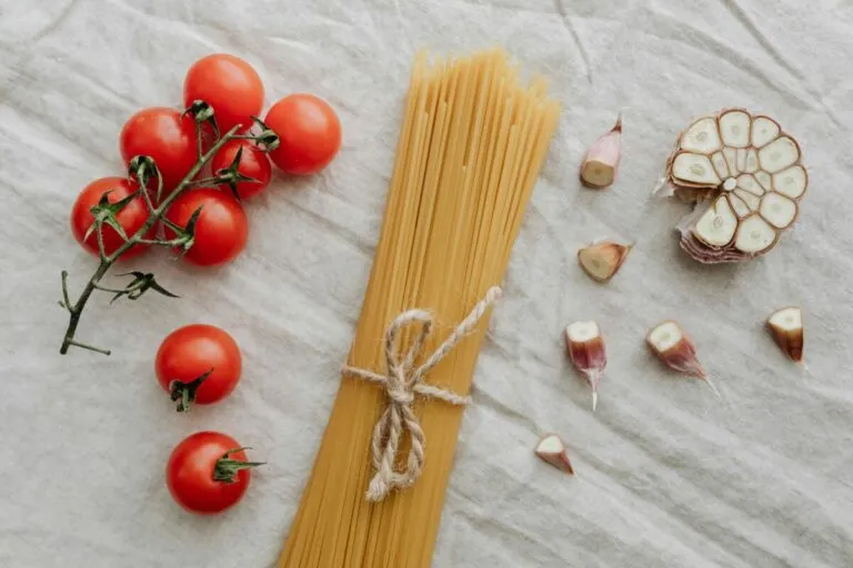 Plato de pasta integral con vegetales y proteínas para mejorar digestión y reducir inflamación