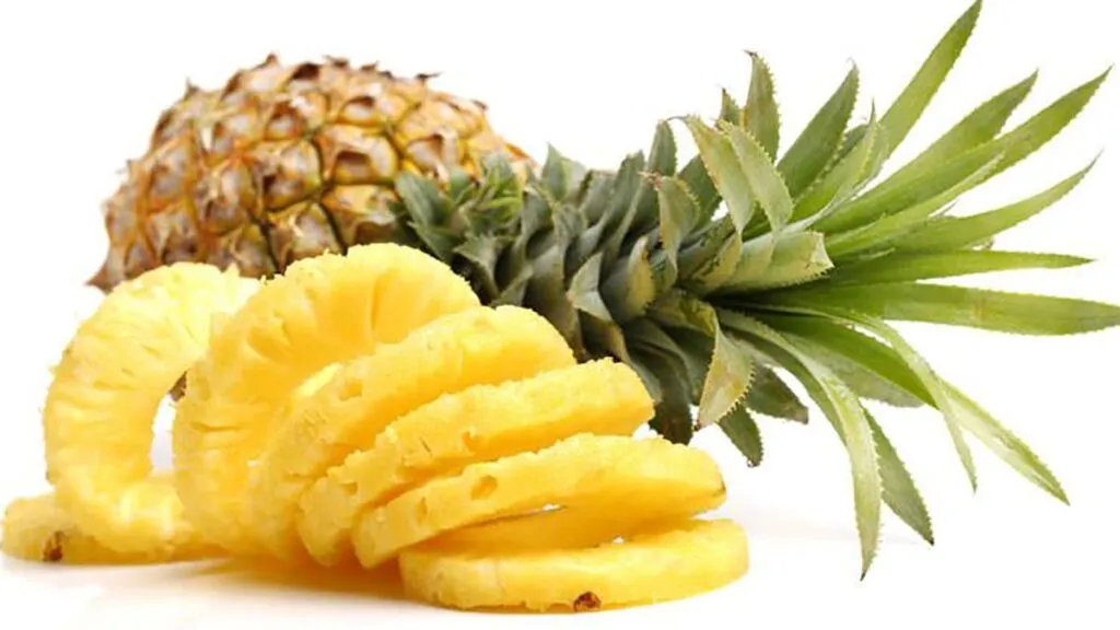 Fotografía de piñas frescas y un plato de arroz blanco representando la dieta de la piña y arroz y sus riesgos para la salud