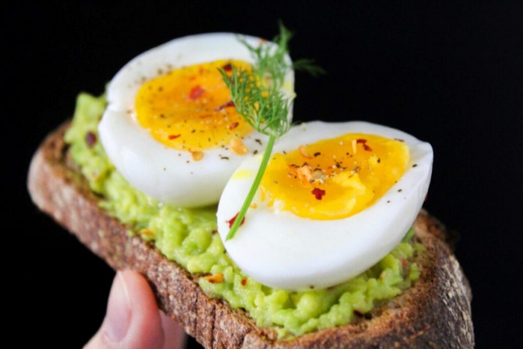 Fotografía editorial de alimentos frescos de la dieta paleolítica con frutas, verduras y carnes magras, representando energía sostenible y salud.