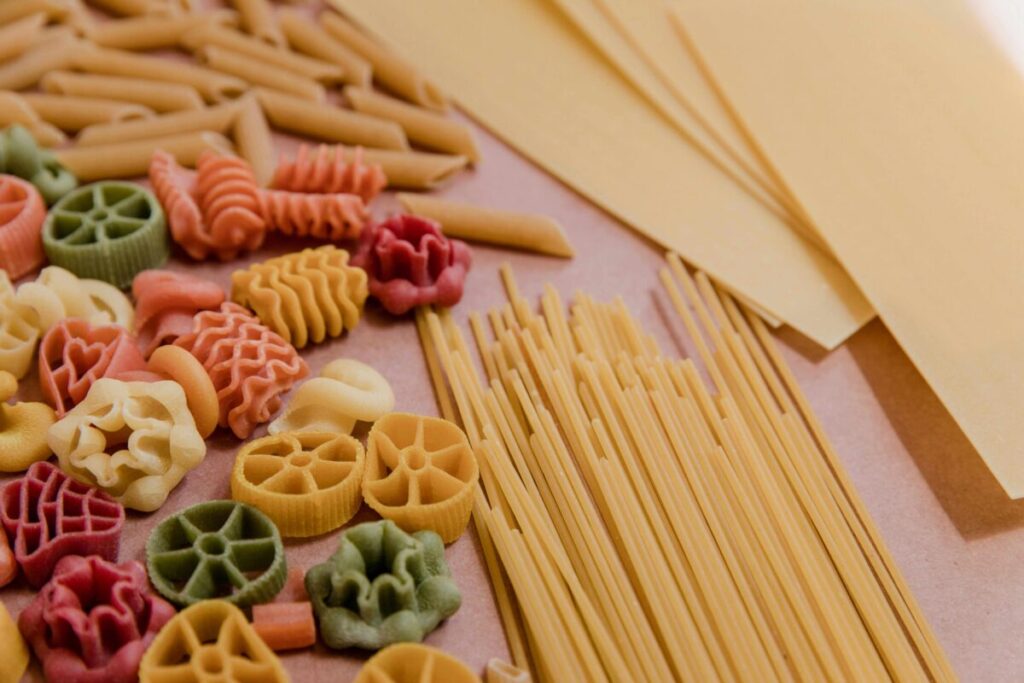 Variedad de alimentos saludables que pueden incluirse en una dieta baja en carbohidratos