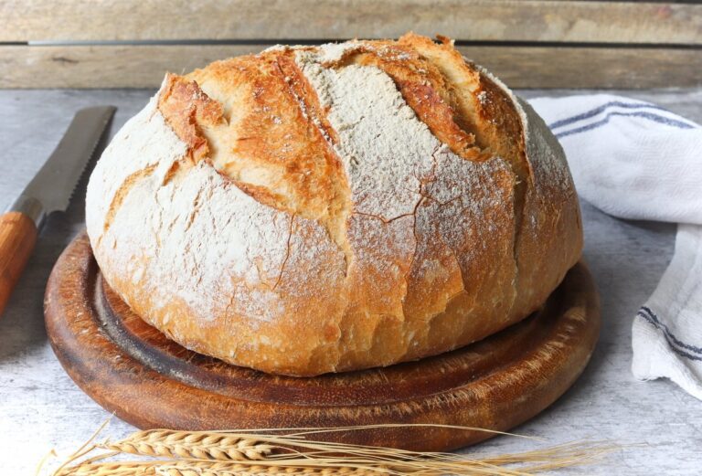 Rebanadas de pan integral acompañadas de vegetales frescos y proteína saludable para un desayuno equilibrado.