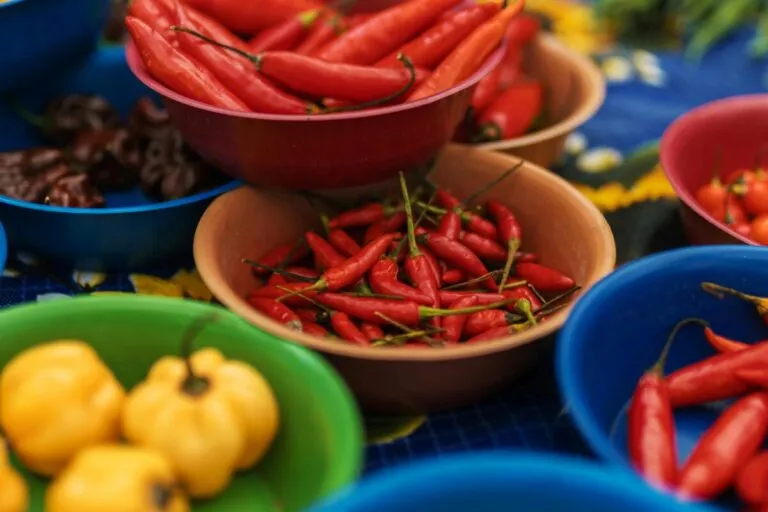 Fotografía de platos saludables con picante que ayudan a reducir calorías y favorecer la saciedad
