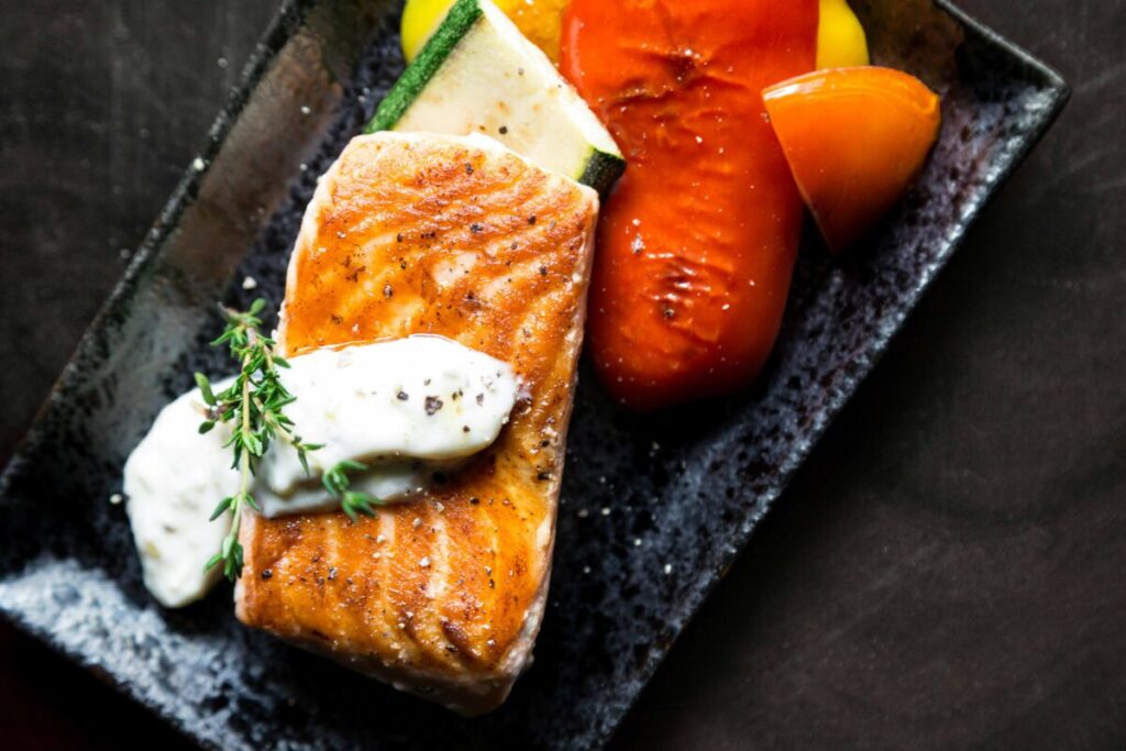 Salmón fresco como superalimento para piel radiante y energía
