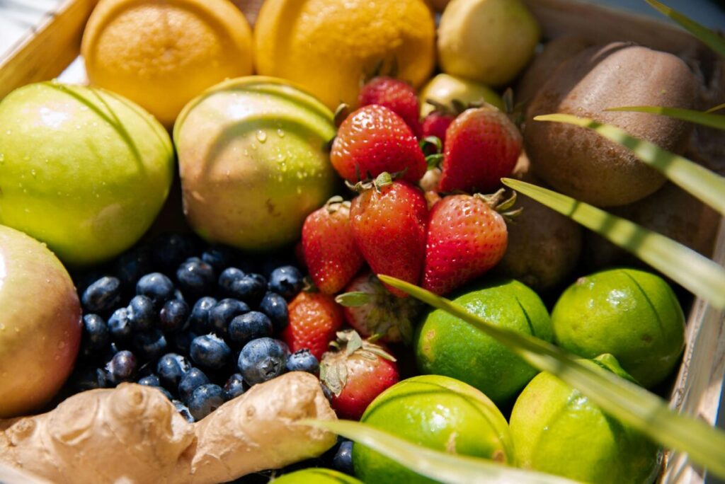 Frutas clave de otoño en España como granadas, peras y naranjas para una dieta saludable y energética