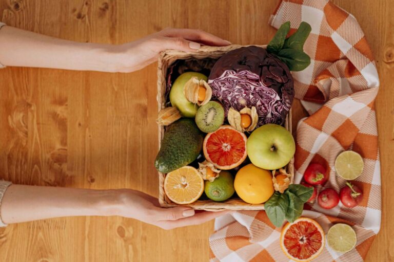 Frutas y verduras de colores vivos ricas en zeaxantina que protegen la salud y ayudan a prevenir enfermedades