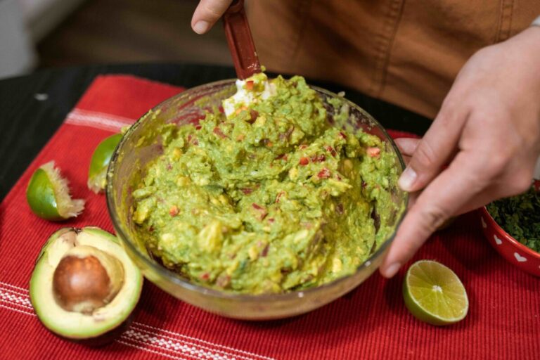Guacamole bajo en grasa con calabacín, una receta saludable y ligera inspirada en California