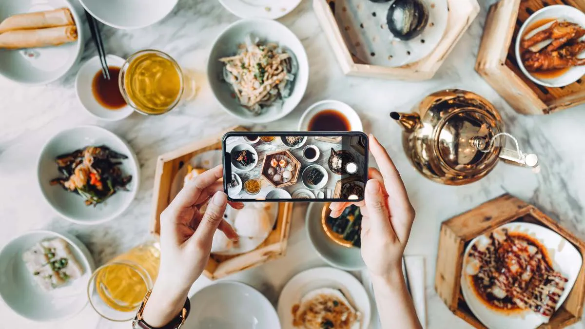Fotografía de influencers gastronómicos compartiendo recetas y reseñas de comida en redes sociales con platillos atractivos