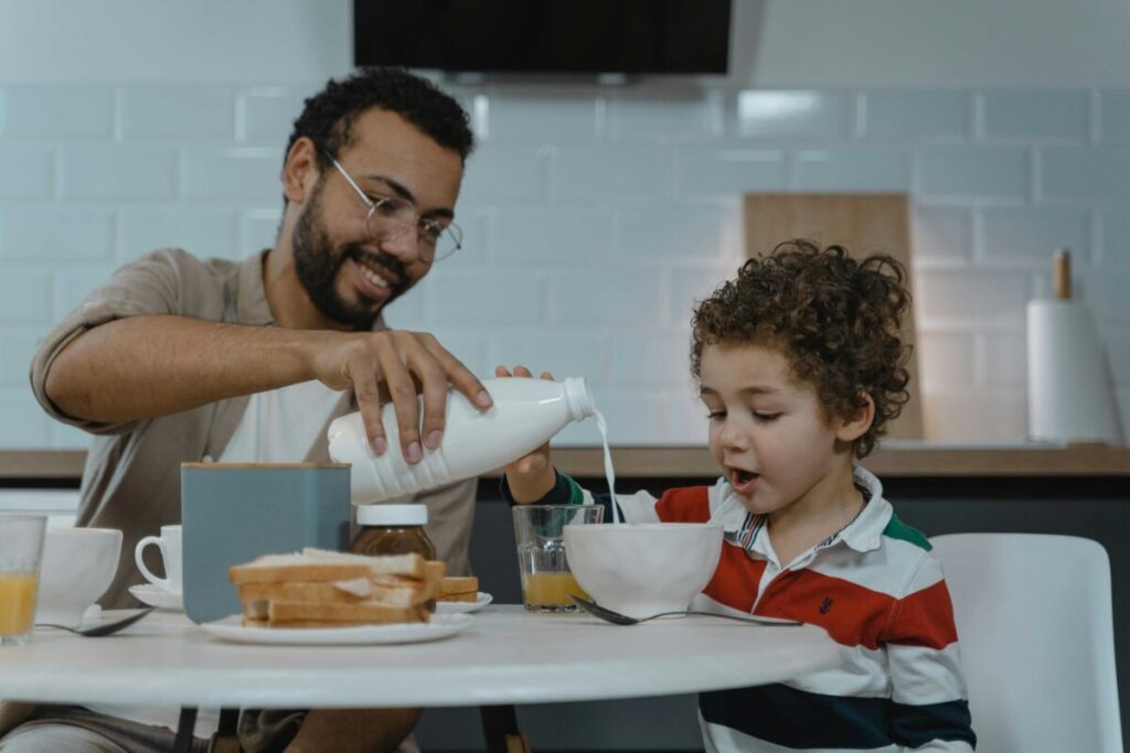 Niños mexicanos consumiendo leche en la dieta diaria para fortalecer nutrición y desarrollo saludable