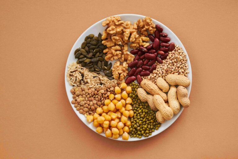 Fotografía editorial de lentejas y garbanzos mostrando la proteína de las legumbres como opción saludable en España