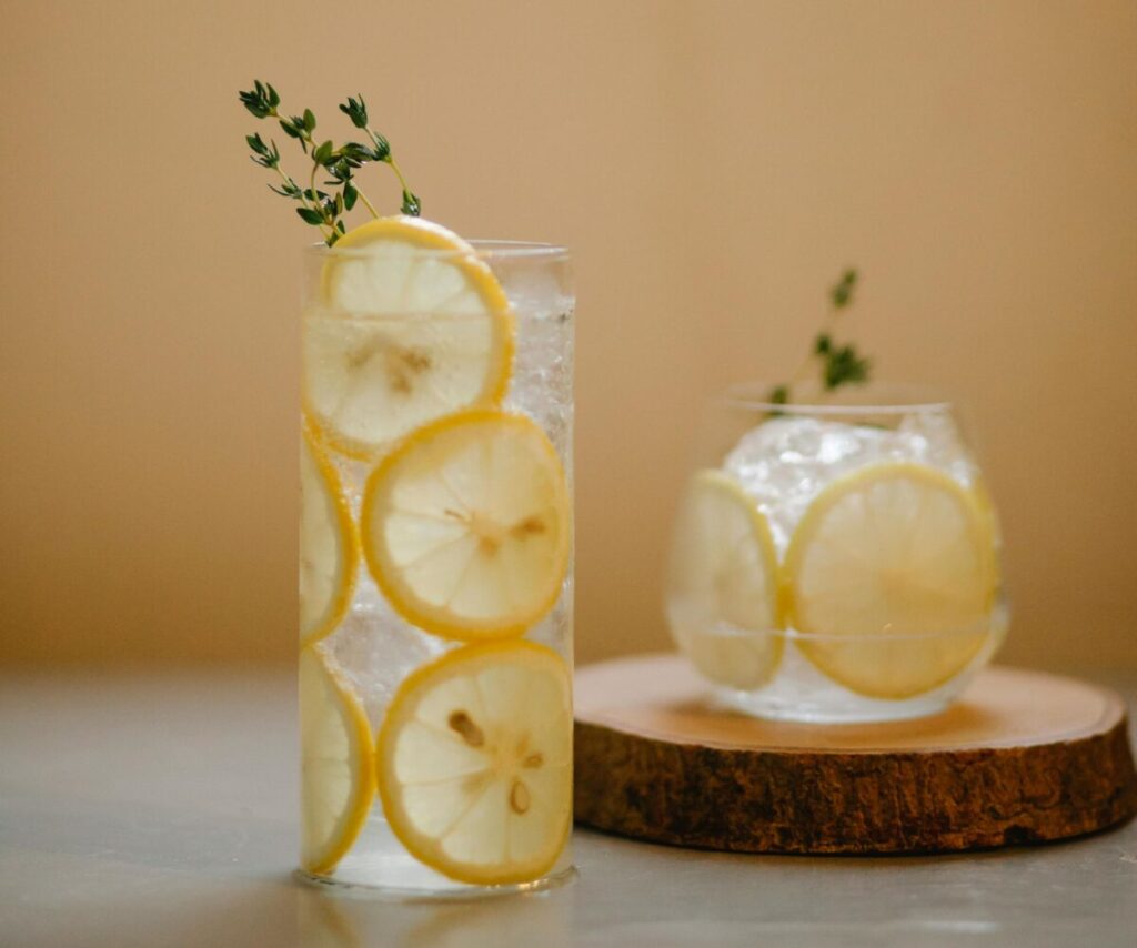 Imagen editorial de loaded water con frutas frescas y agua mineral rica en potasio, bebida saludable y refrescante.
