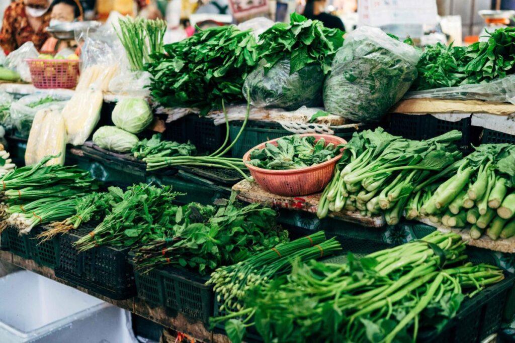 Espinaca fresca en un plato de cocina saludable con foco en alimentos ricos en oxalatos y calcio
