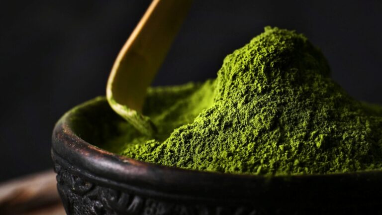 Taza de matcha en mesa moderna en Egipto con enfoque en bienestar y salud