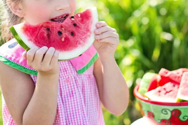 Niño mexicano comiendo frutas y verduras como parte de la nutrición infantil para un corazón fuerte y saludable