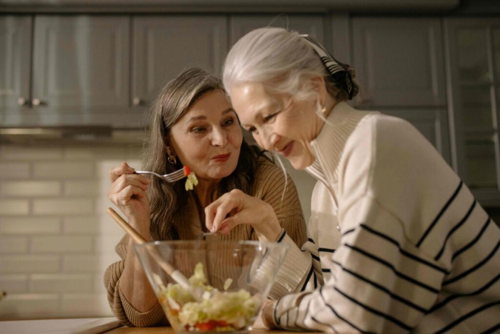 Persona eligiendo frutas y verduras frescas para una nutrición personalizada y envejecimiento saludable