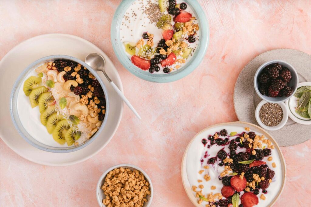 Mujer madura en etapa de menopausia disfrutando de alimentación saludable con frutas y verduras para bienestar femenino