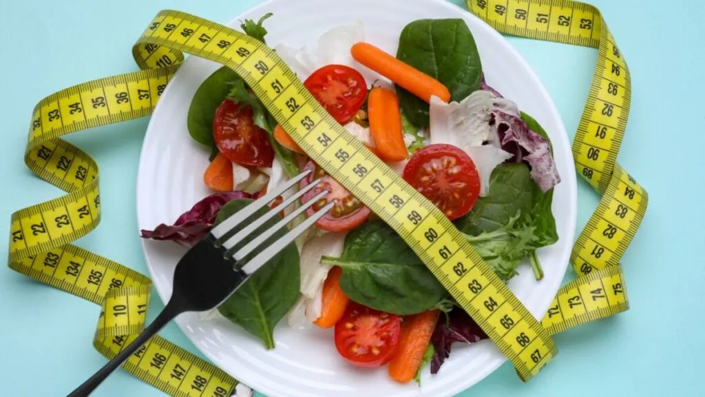 Imagen editorial de alimentos restrictivos y platos incompletos que ilustran dietas absurdas y sus riesgos para la salud