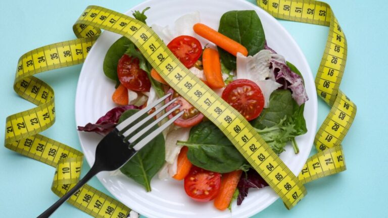 Imagen editorial de alimentos restrictivos y platos incompletos que ilustran dietas absurdas y sus riesgos para la salud