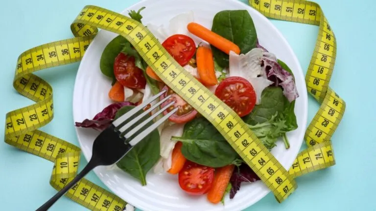 Imagen editorial de alimentos restrictivos y platos incompletos que ilustran dietas absurdas y sus riesgos para la salud